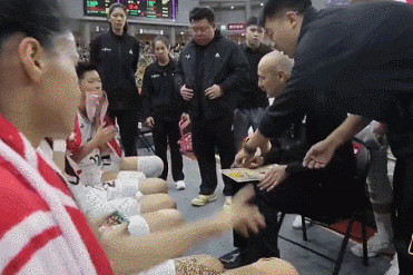 一位女篮主教练,给自己布置了一个战术