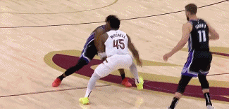 奋力反击！骑士轮番冲击篮筐频频得手 打出12-2追到只差2分