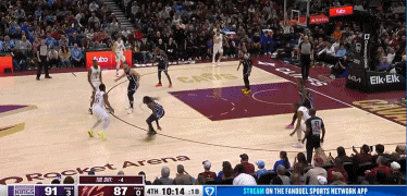 奋力反击！骑士轮番冲击篮筐频频得手 打出12-2追到只差2分