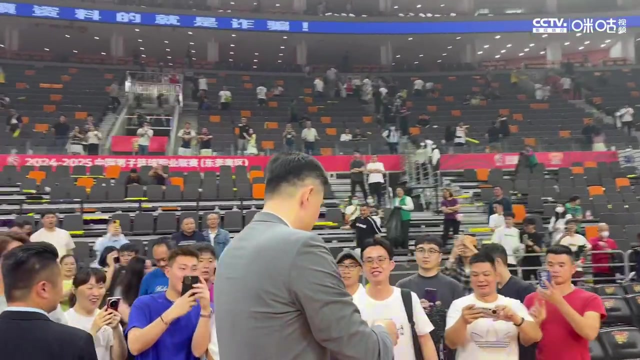 固定节目!赛后杜锋和现场球迷大合影❤️ 固定节目!赛后杜锋和现场球迷大合影❤️