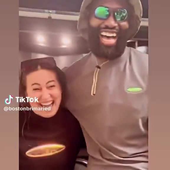 笑开花了😝球迷与杰伦-布朗合影后大喊:叮咚!尼克斯拜拜!