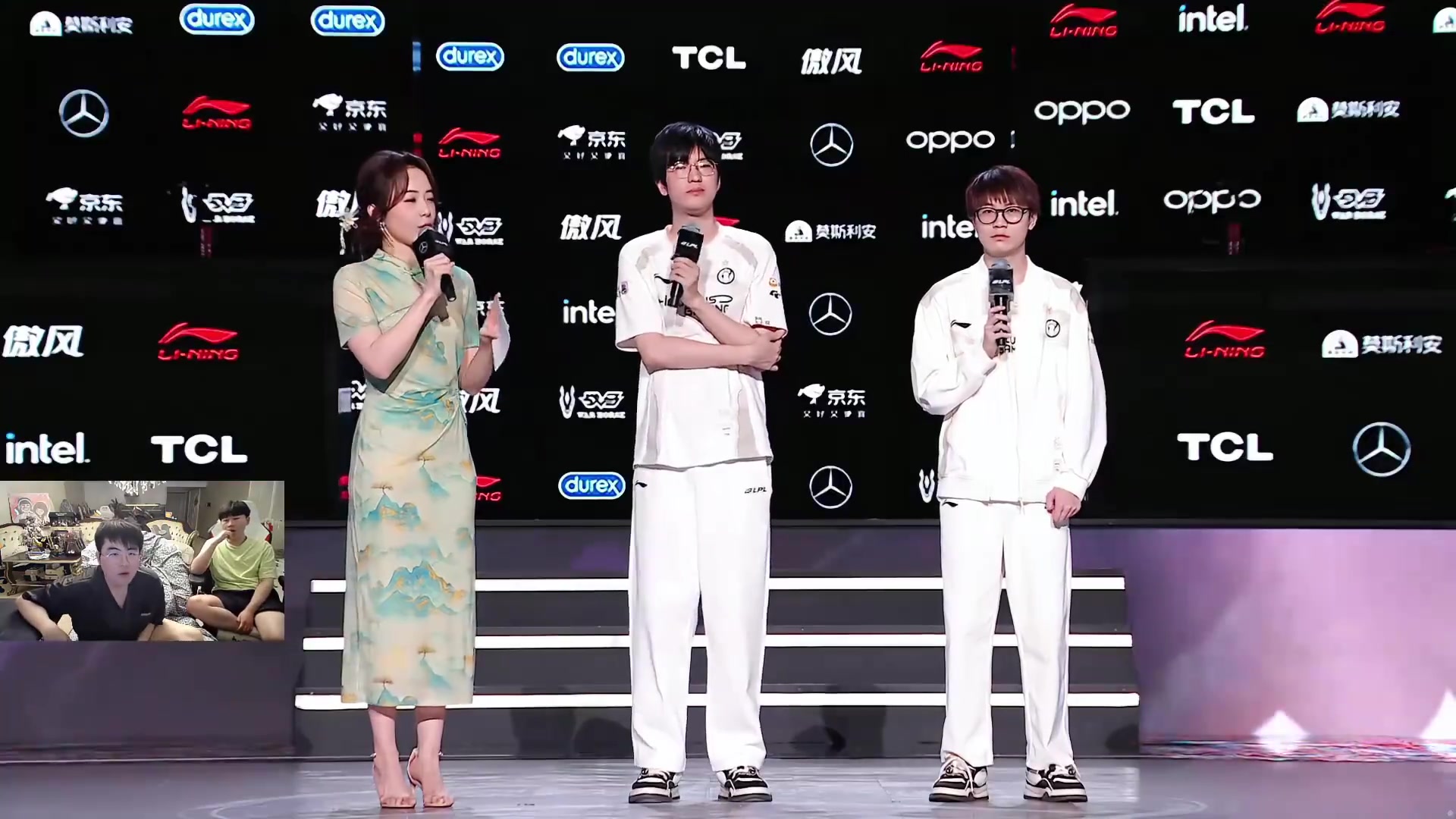 姿态看现场观众冒充姿态同意IG3:0WE瞬间红透了:给他发200! 姿态看现场观众冒充姿态同意IG3:0WE瞬间红透了:给他发200!